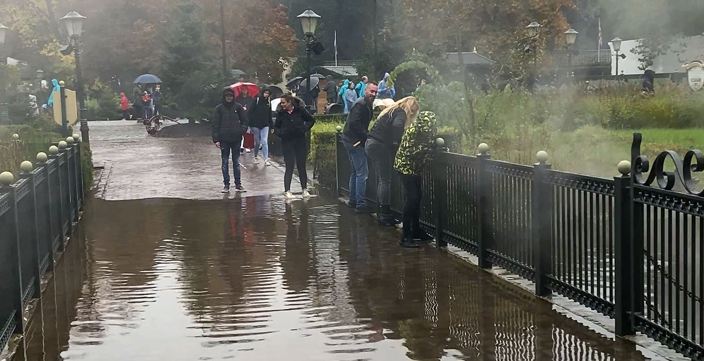 Video: Efteling-bezoekers proberen droge voeten te houden na wateroverlast