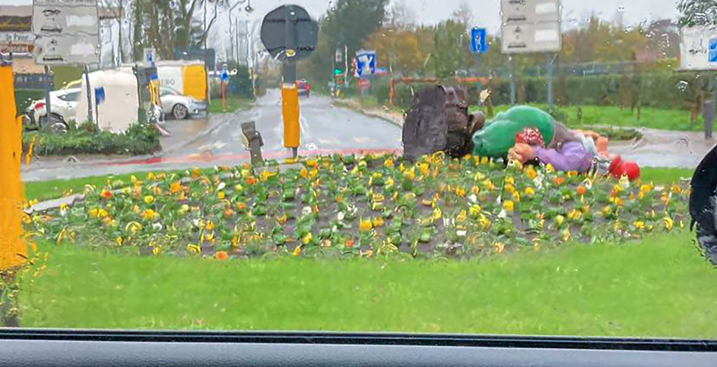Kabouter Plop omver gewaaid op rotonde Plopsaland