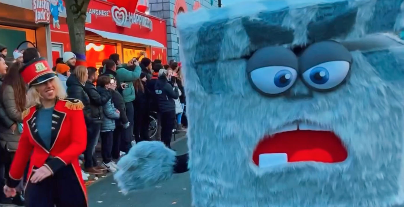 Video: Movie Park Germany verrast halloween-bezoekers met kerstparade