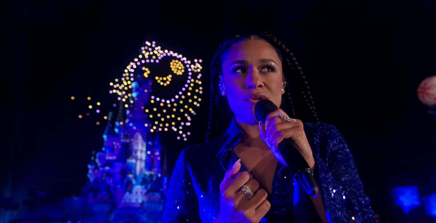 Video: ster van nieuwe Disney-film Wish treedt op in Disneyland Paris
