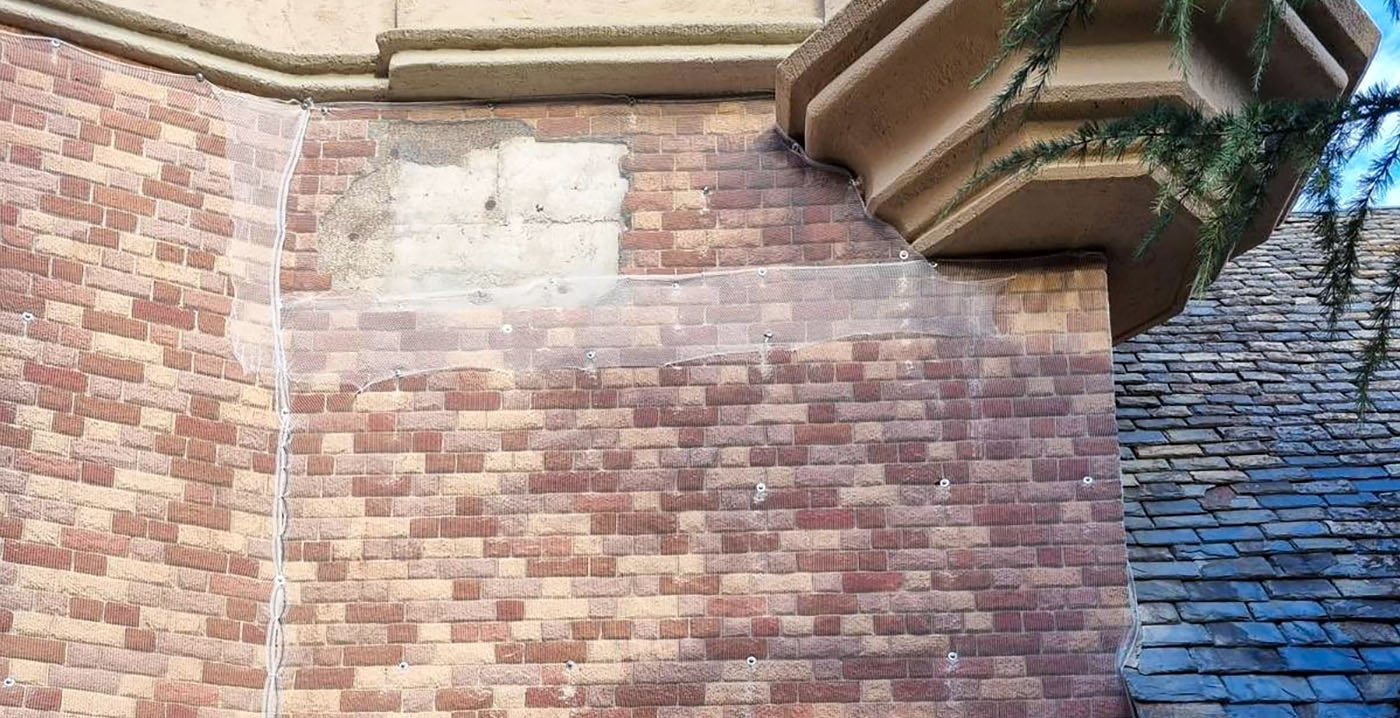 Gebouw Disneyland Paris brokkelt af: muur ingepakt met netten