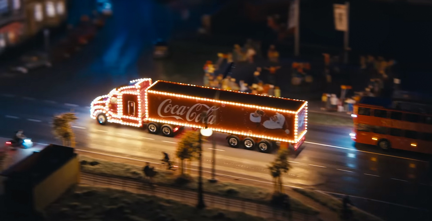 Miniatur-Vergnügungspark stellt berühmte Coca-Cola-Weihnachtswerbung nach
