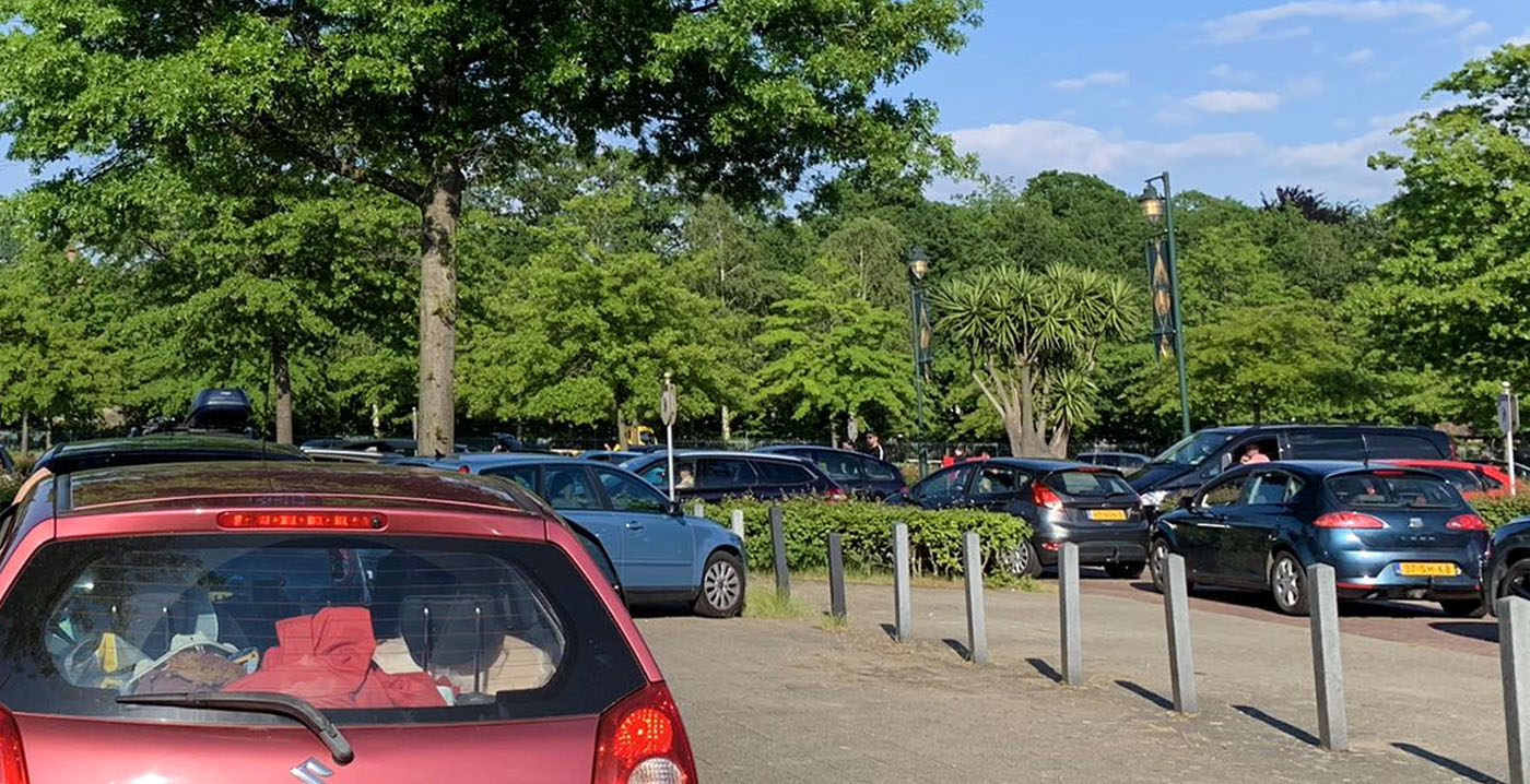 Boete voor vrouw die hond achterliet op Efteling-parkeerplaats