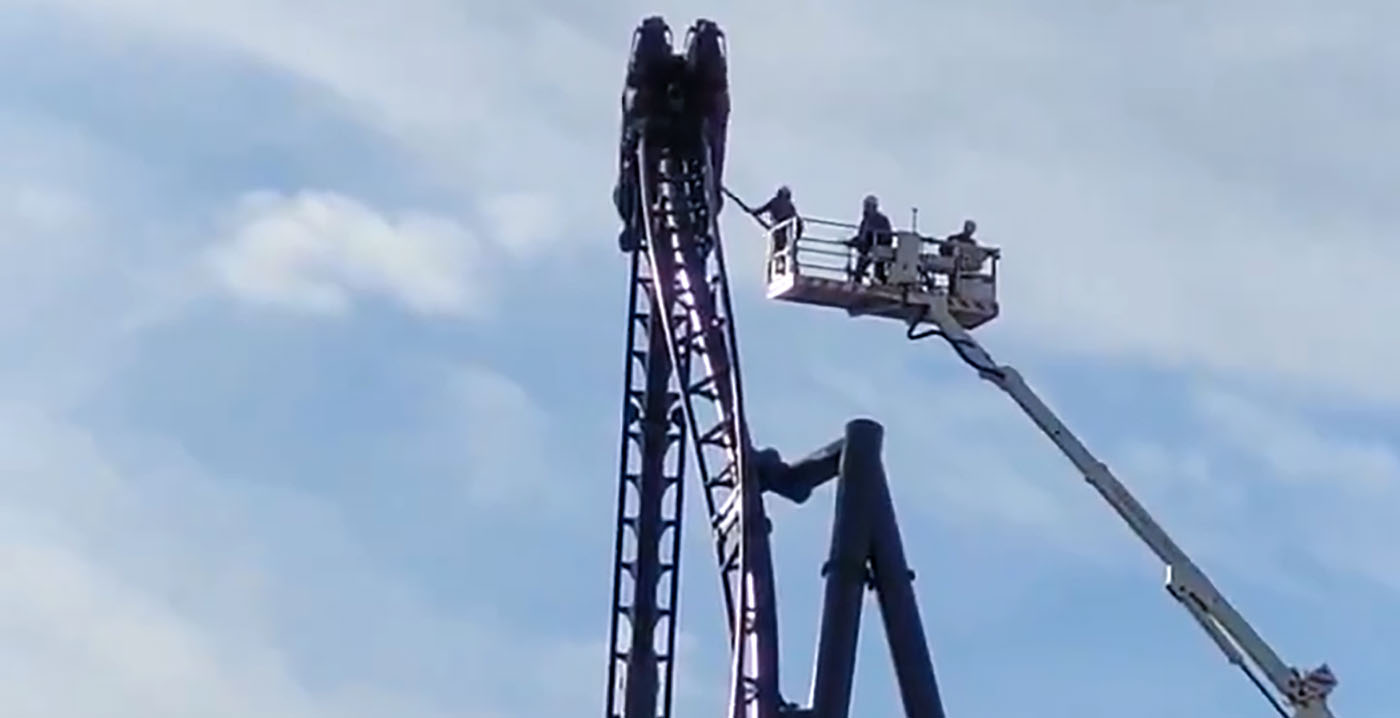 Bizarre beelden: achtbaantrein vastgelopen op 45 meter hoogte, medewerkers komen aan met stok