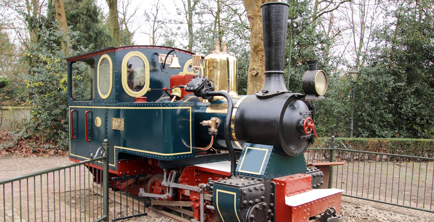 Foto's: Efteling-locomotief uit 1914 oogt weer fris na opknapbeurt