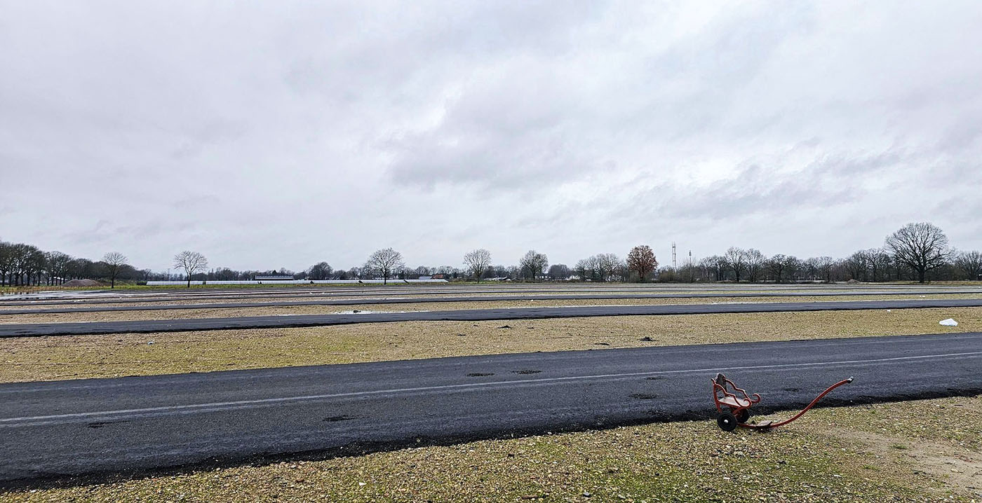 Efteling voorziet afgelegen parkeerterrein van asfaltmengsel