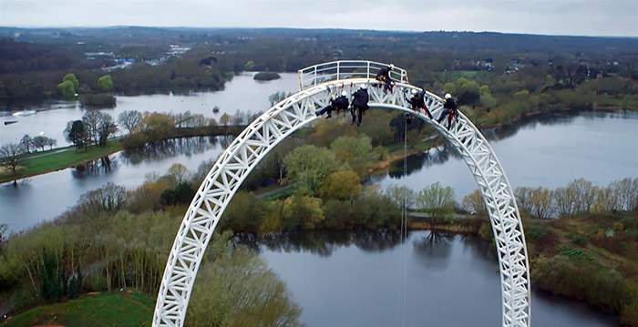 Waaghalzen vieren feestje bovenop 62 meter hoge achtbaan