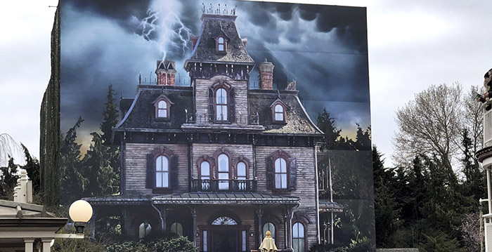 Zo verbergt Disneyland Paris de steigers bij spookhuis Phantom Manor