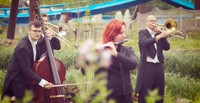 Symfonieorkest neemt videoclip op bij achtbanen Toverland