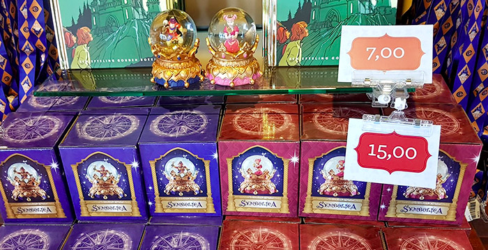 Efteling verkoopt Symbolica-sneeuwbollen met Pardoes en Pardijn