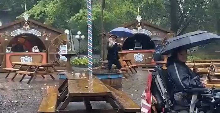 Efteling-zanger gaat gewoon door ondanks leeg plein en regen
