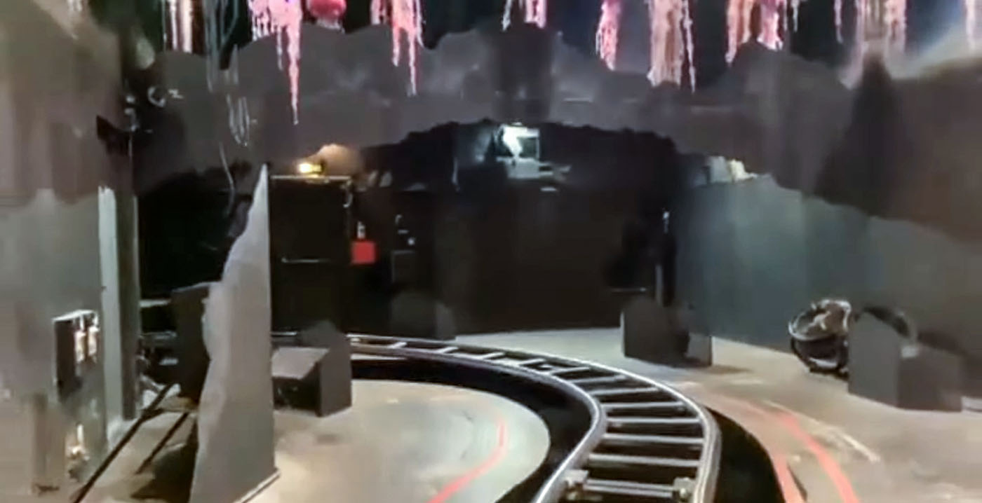 Video: ritje in Finding Nemo-achtbaan Disneyland Paris met lampen aan