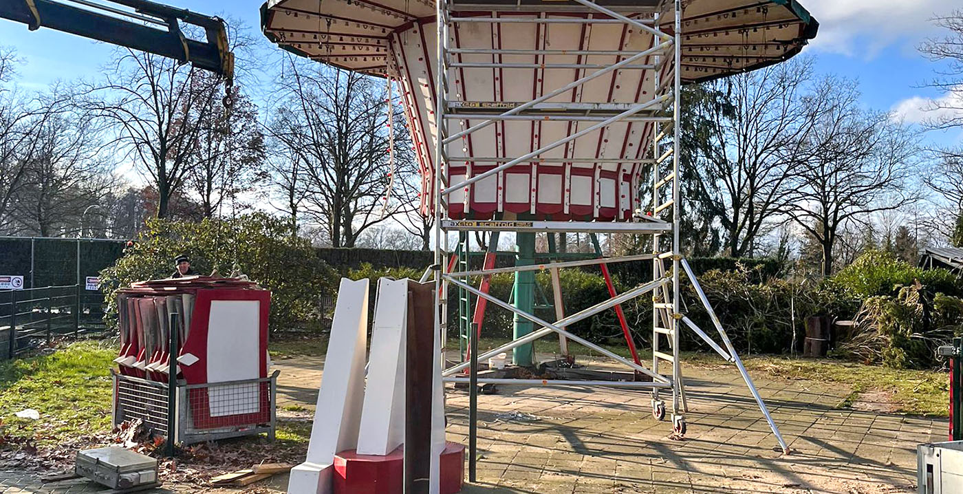 Foto's: beschadigde zweefmolen maakt plaats voor nieuwe attractie