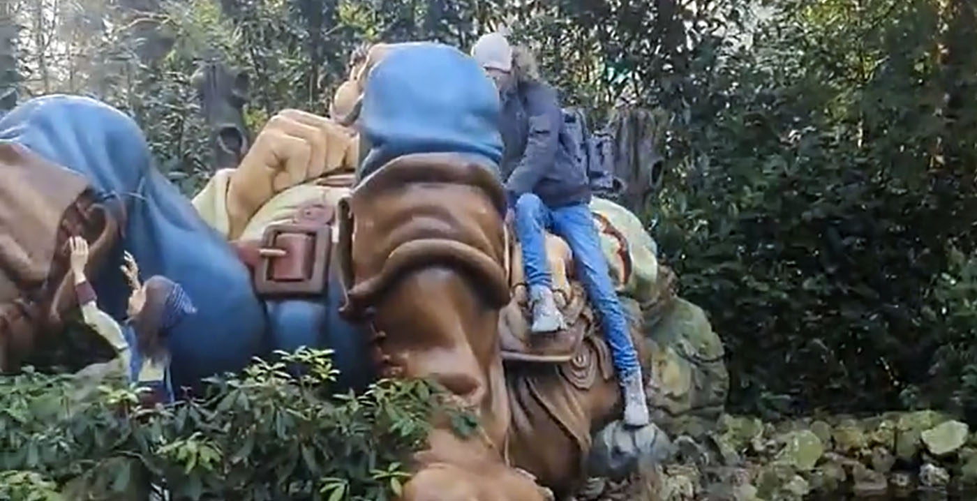 Video: brutale Efteling-bezoeker beklimt Reus van Klein Duimpje