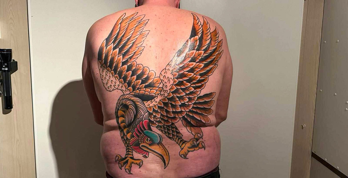Efteling-fan neemt gigantische tatoeage van Vogel Rok op zijn rug