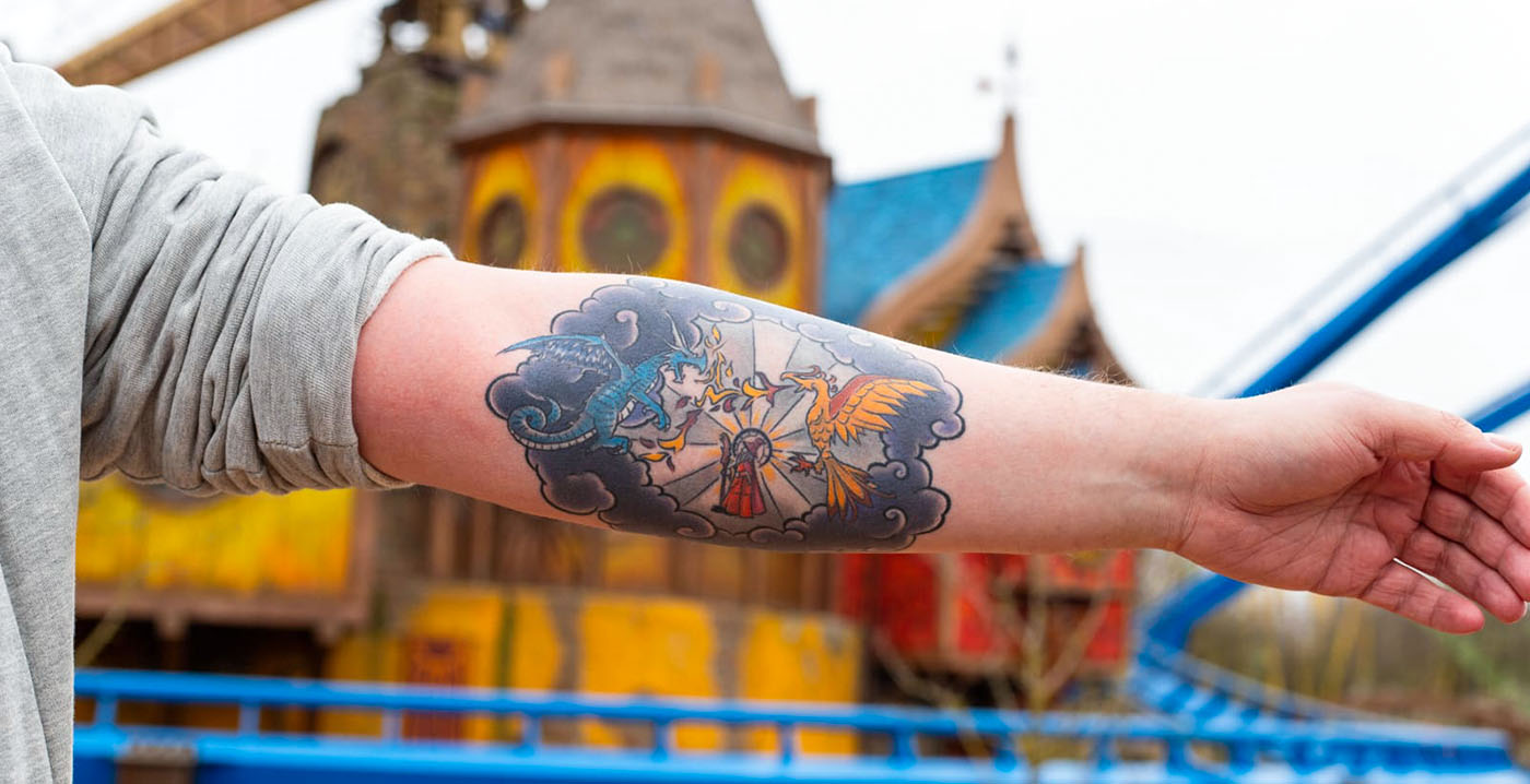 Toverland-ontwerper maakt speciale tatoeage voor superfan