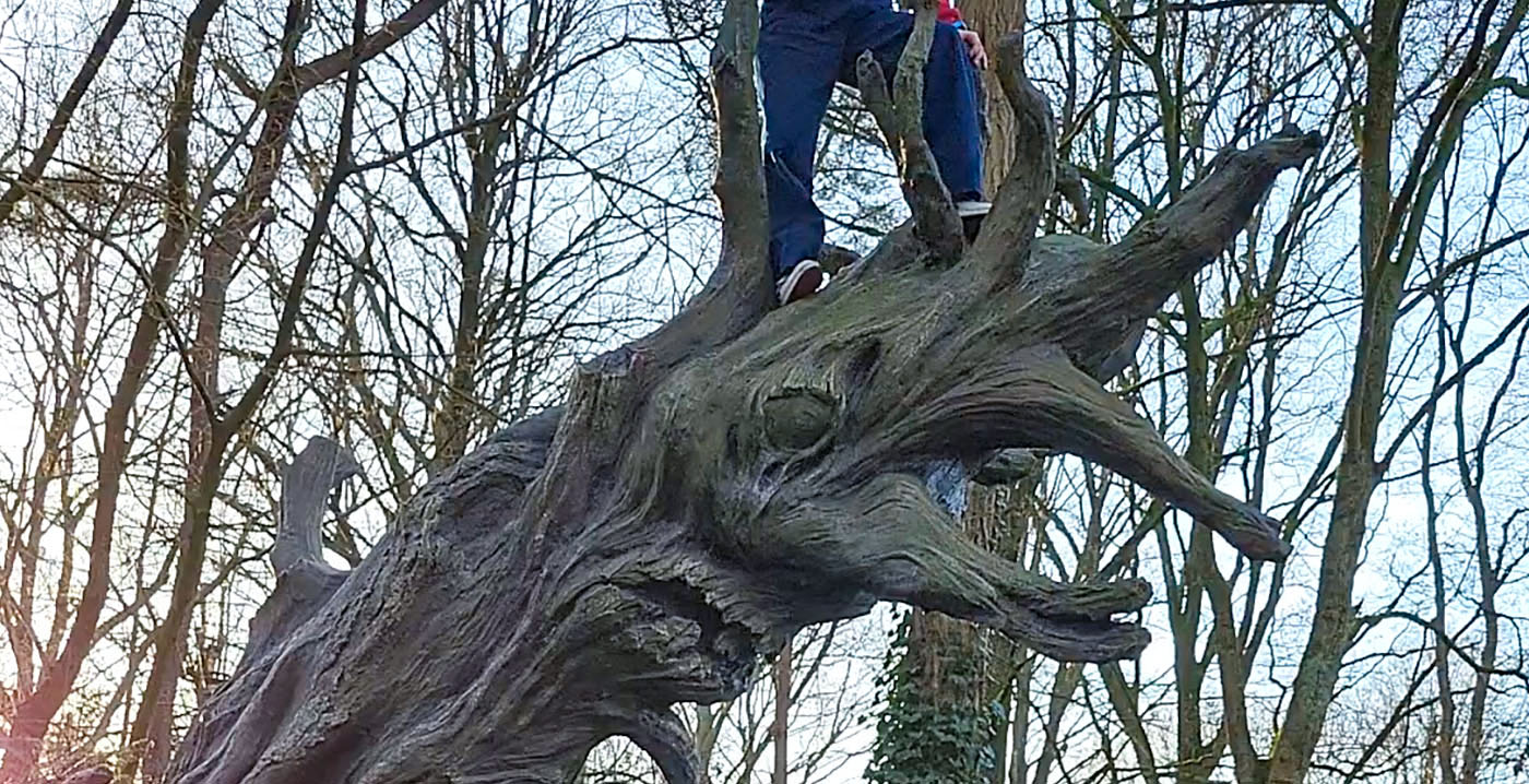 Gevaarlijke actie in Sprookjesbos Efteling: kind beklimt metershoge Kabouterboom