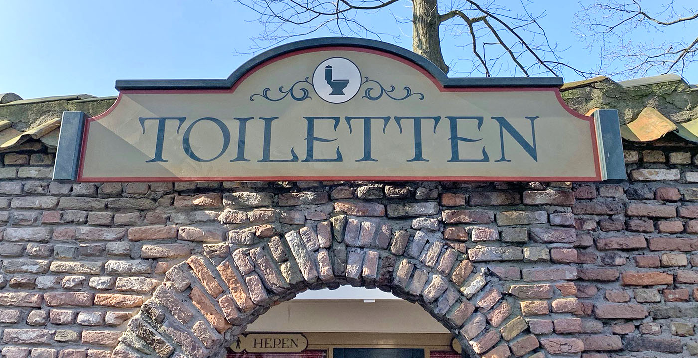 Efteling hoopt toiletten beter vindbaar te maken met grote nieuwe borden