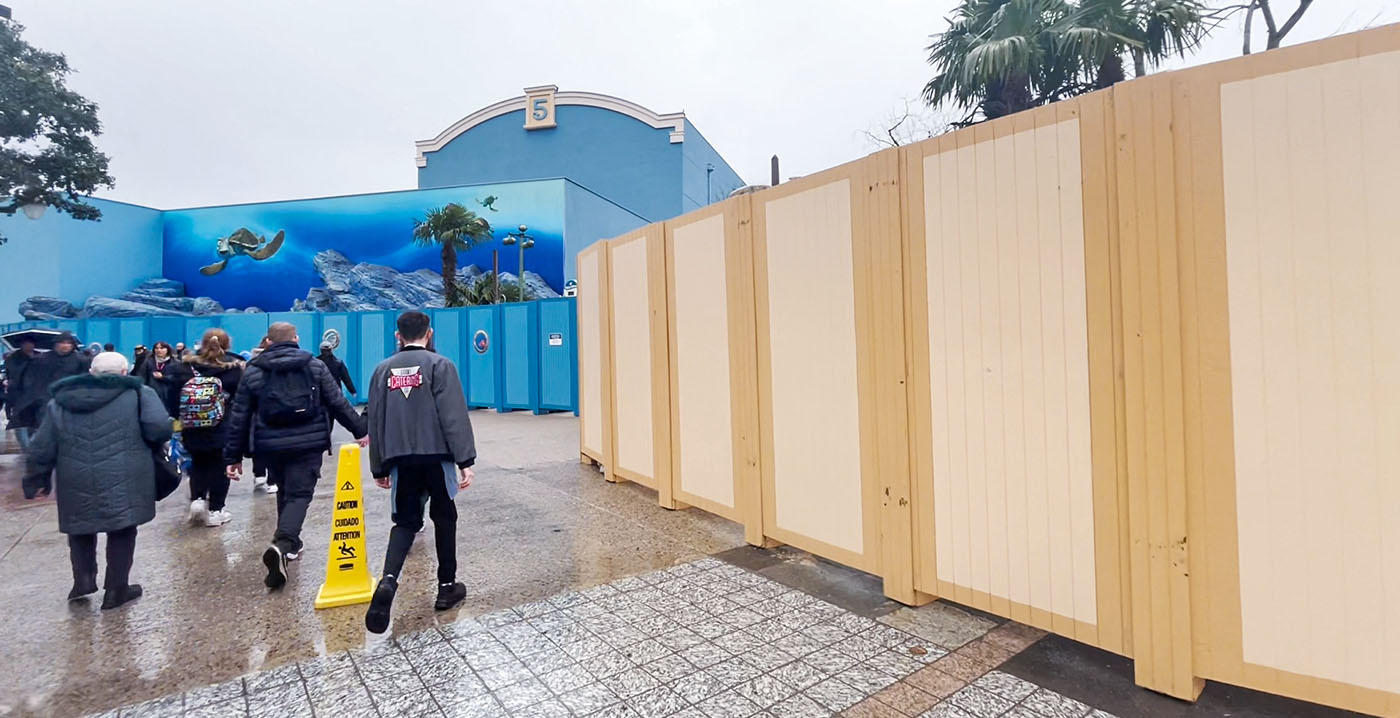 Video: hoeveelheid bouwschuttingen in Disneyland Paris loopt spuigaten uit
