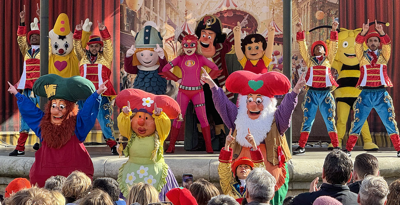 Video: Plopsaland geeft startschot voor Studio 100 Festival met parade en dansshow