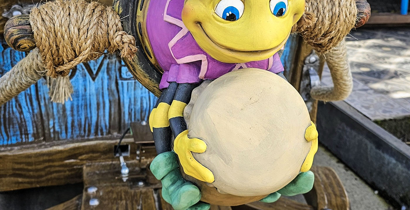 Toverland past karretjes van attractie aan: nieuw uiterlijk voor bijen