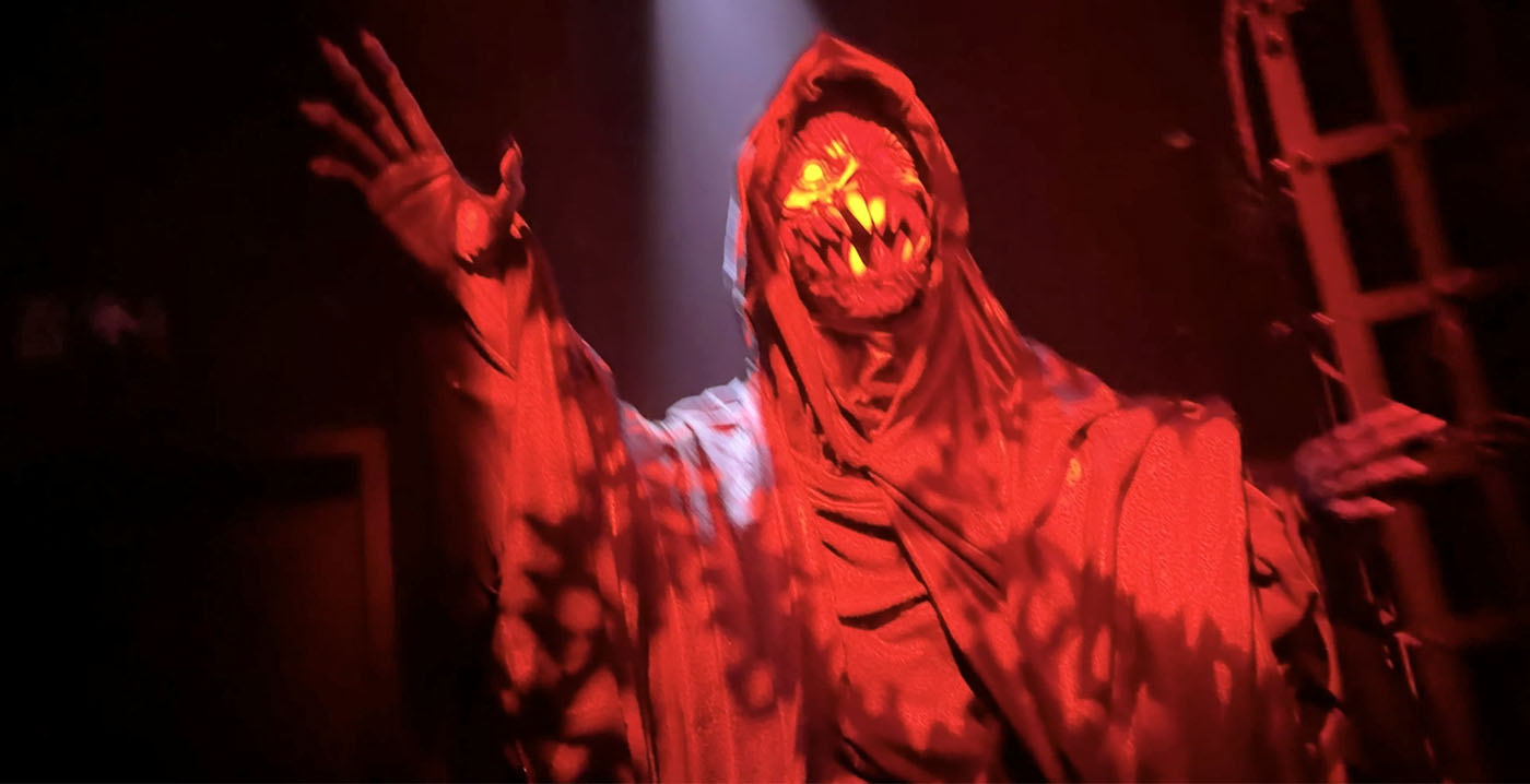 Video: griezelige darkride Dämonen Gruft geopend in Duits pretpark Heide Park