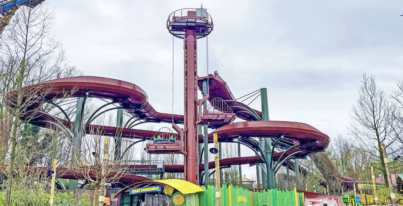 Video: Belgisch pretpark test spectaculaire wildwaterbaan met vrije val