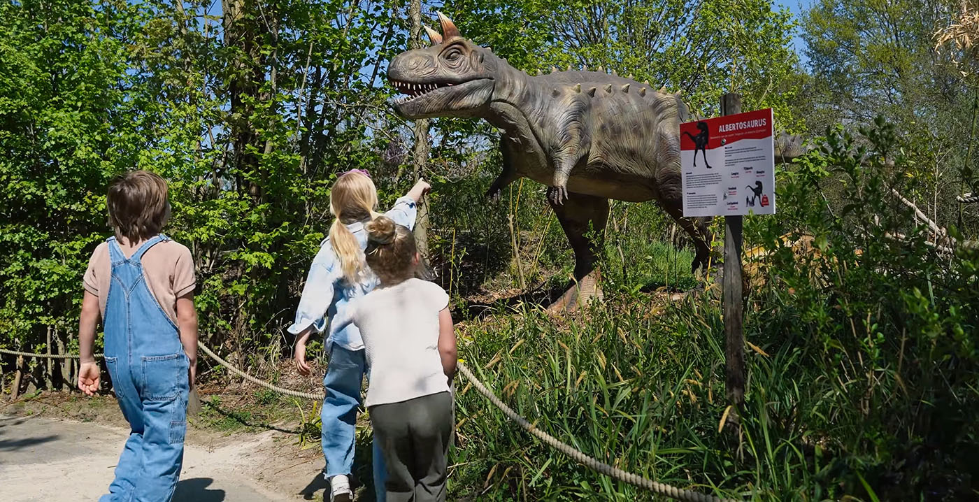 Rangers geven rondleiding langs dino's in dierentuin Dierenrijk