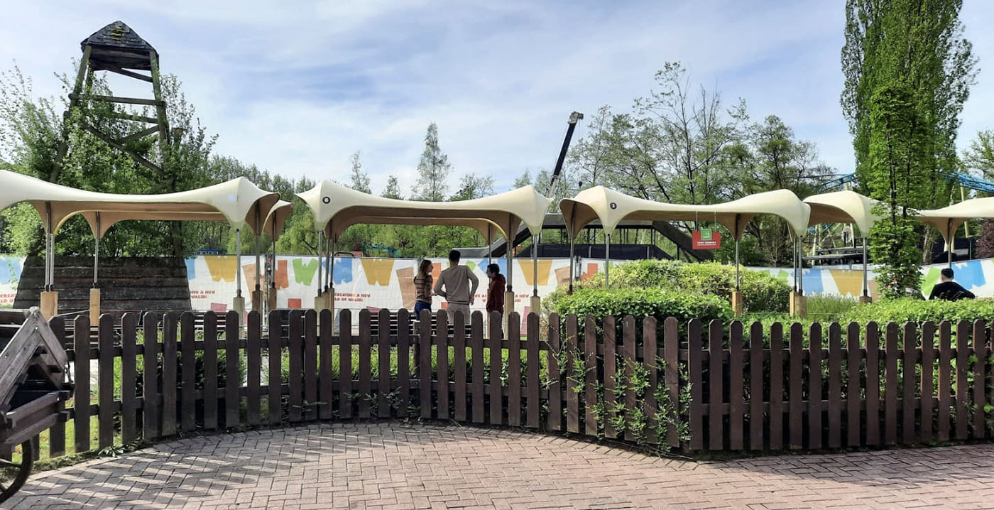 Bootjes van oude attractie Walibi Belgium gebruikt voor rookzone