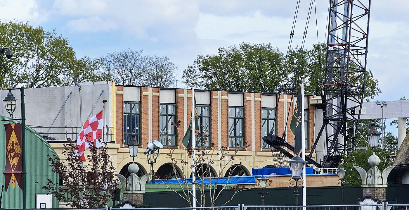 Foto's: bij het Efteling Grand Hotel verschijnen de eerste raampartijen
