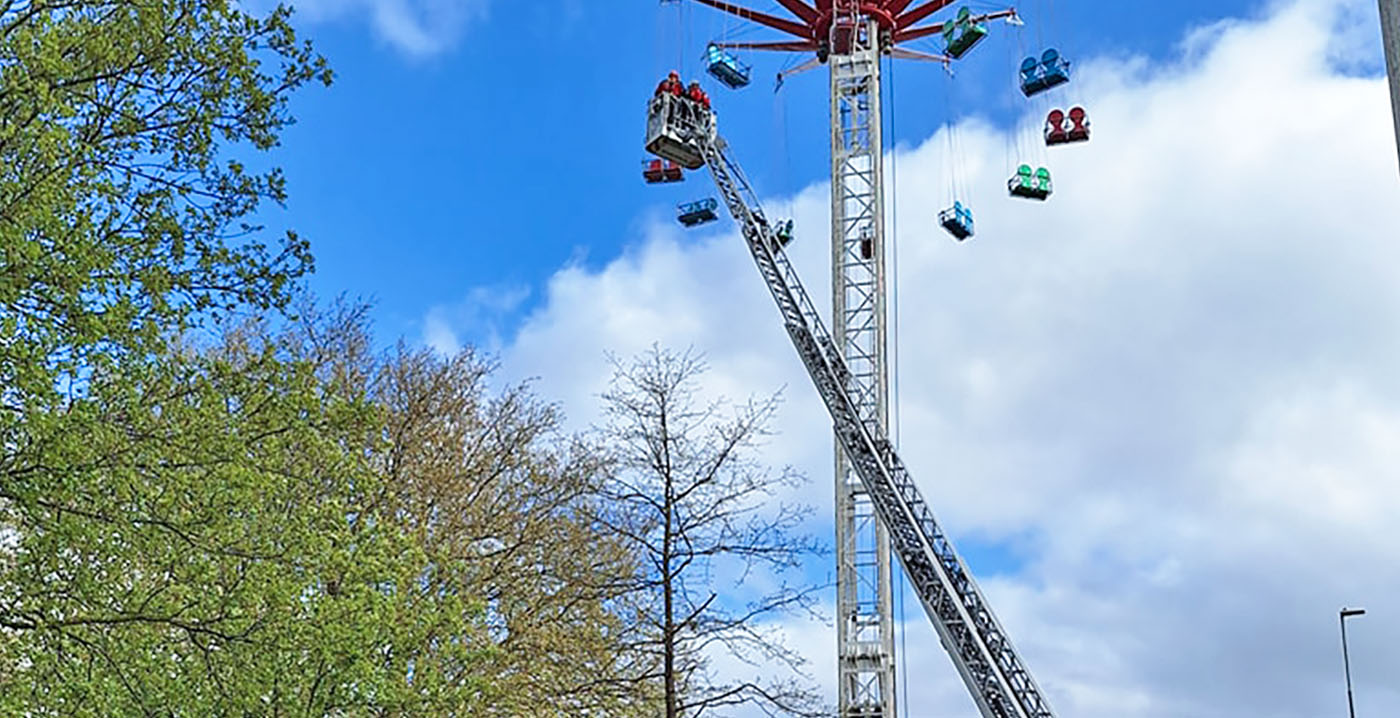 Brandweer bevrijdt vier meisjes uit 40 meter hoge zweefmolen in België