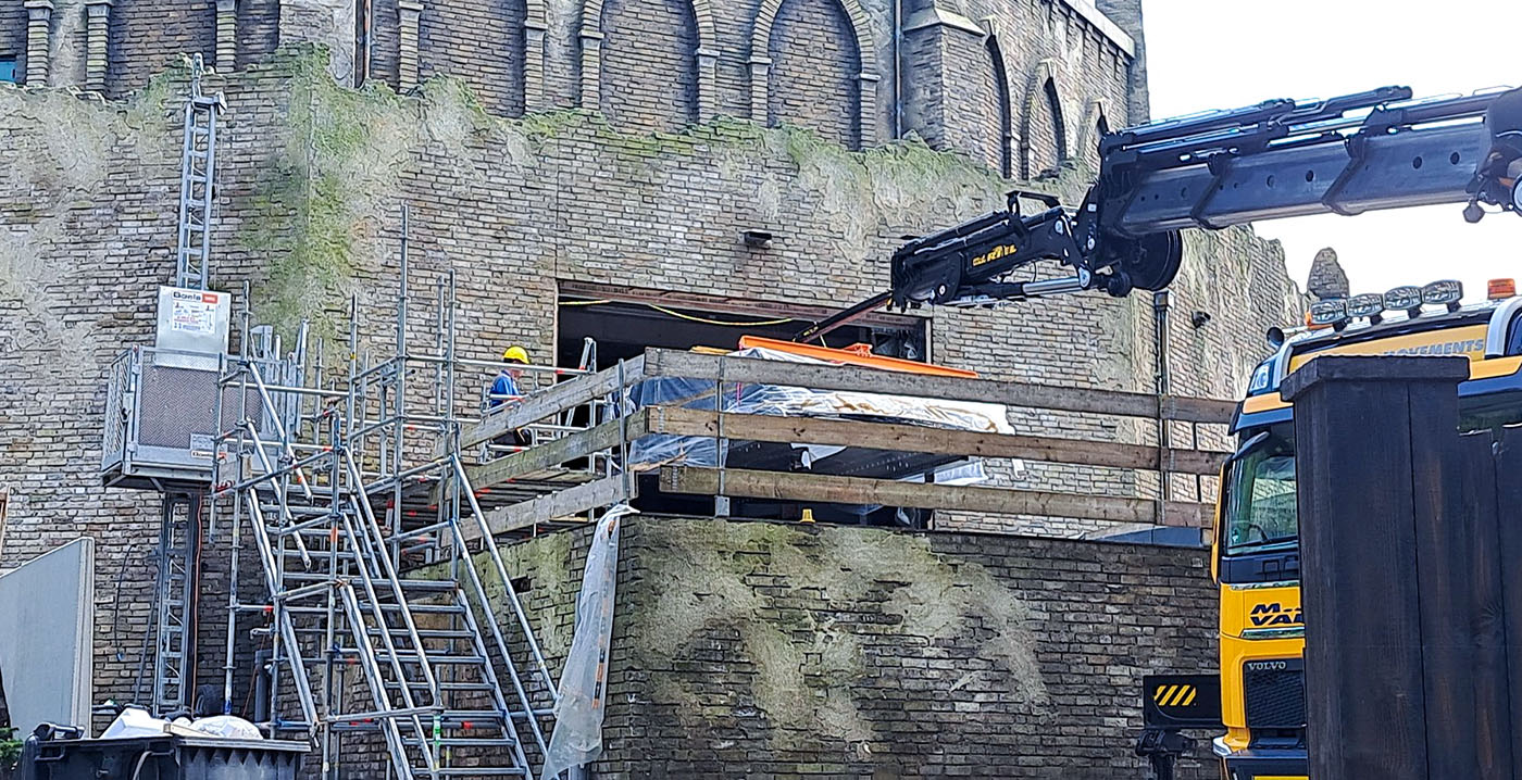 Kerkbanken gearriveerd bij nieuwe Efteling-attractie Danse Macabre