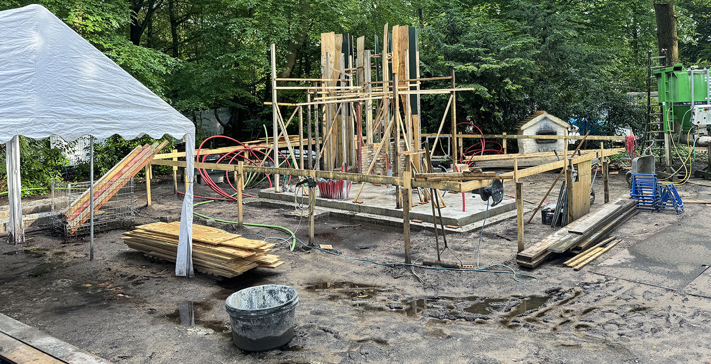Hans en Grietje krijgen nieuw onderkomen in de Efteling: eerste muurtjes gemetseld