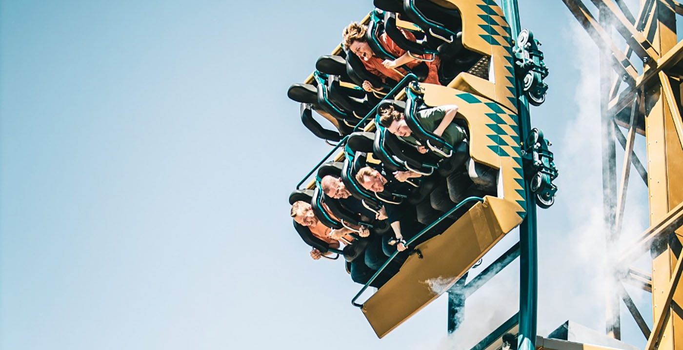 Video: pretpark in Denemarken opent achtbaan met loodrechte lift en twee inversies