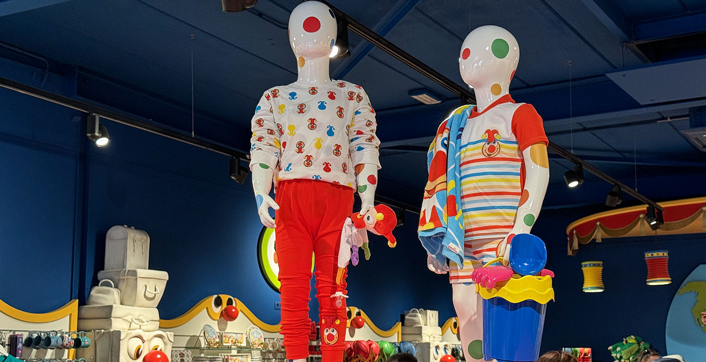 Efteling-manager toont inspiratiebron voor Jokie-winkel: kunstwerken gebaseerd op kindermisbruik