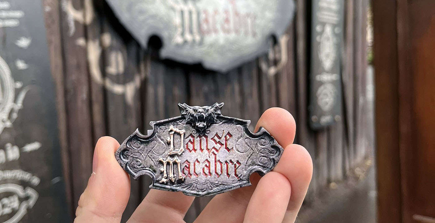 Nieuw Danse Macabre-souvenir in de Efteling: magneet met attractielogo