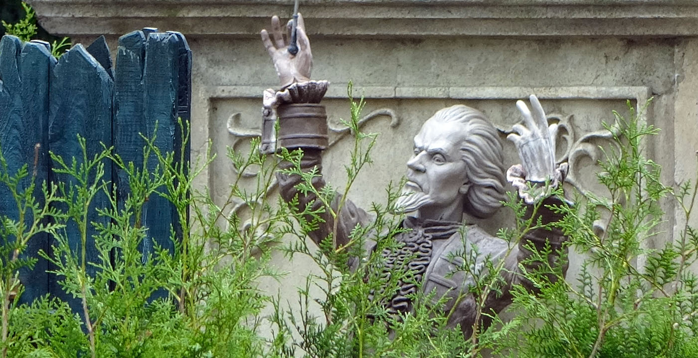 Standbeeld van Danse Macabre-dirigent gespot in de Efteling