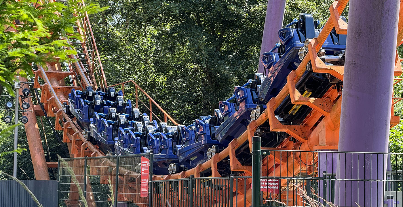 Trein van Walibi-achtbaan Speed of Sound vastgelopen