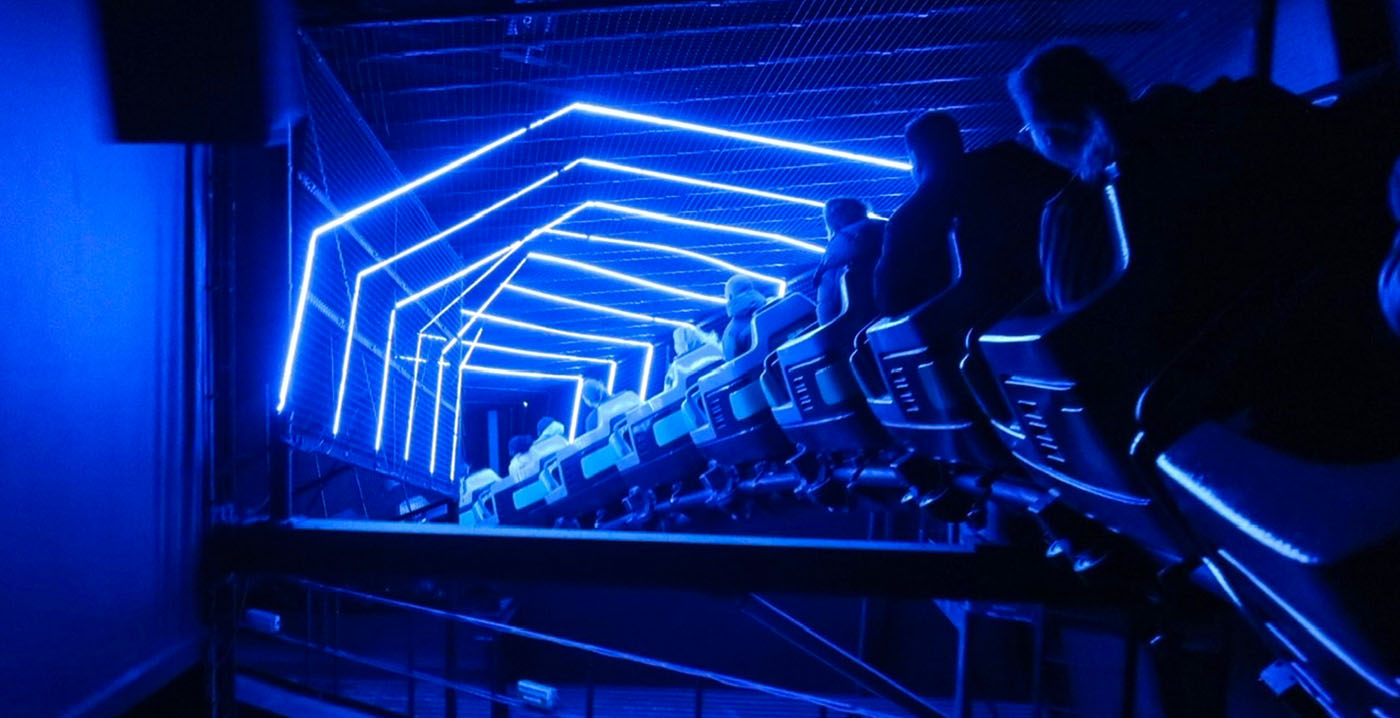 Video: Bobbejaanland verblijdt fans met oude versies van legendarische achtbaan Revolution