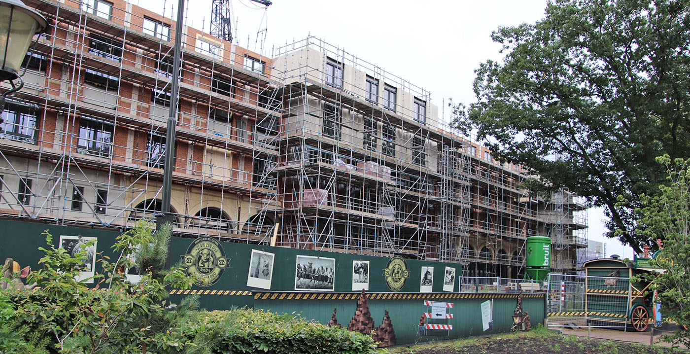 Foto's: steigers opgebouwd bij gevels Efteling Grand Hotel