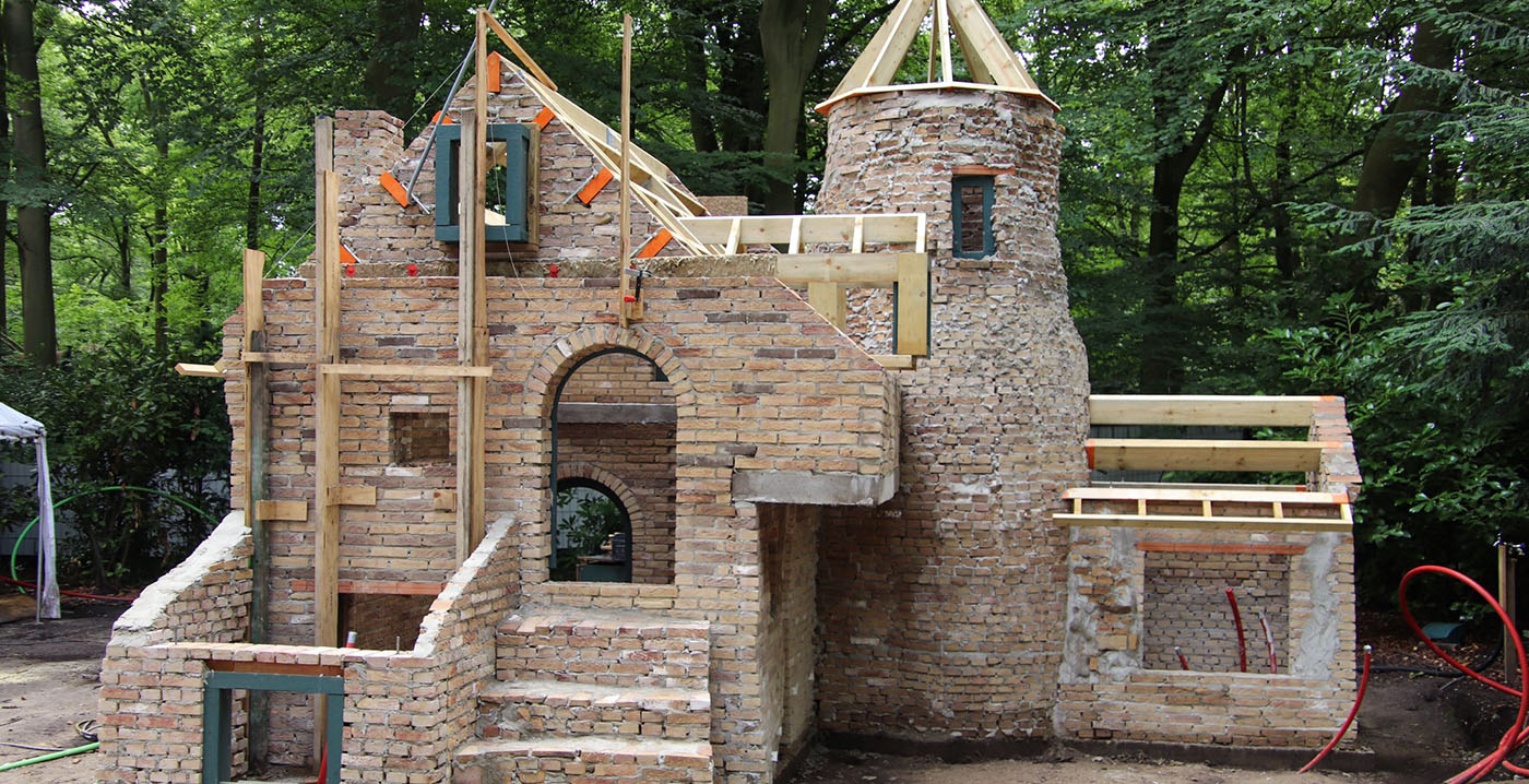 Foto's: Efteling heeft huisje van Hans en Grietje alweer opgebouwd