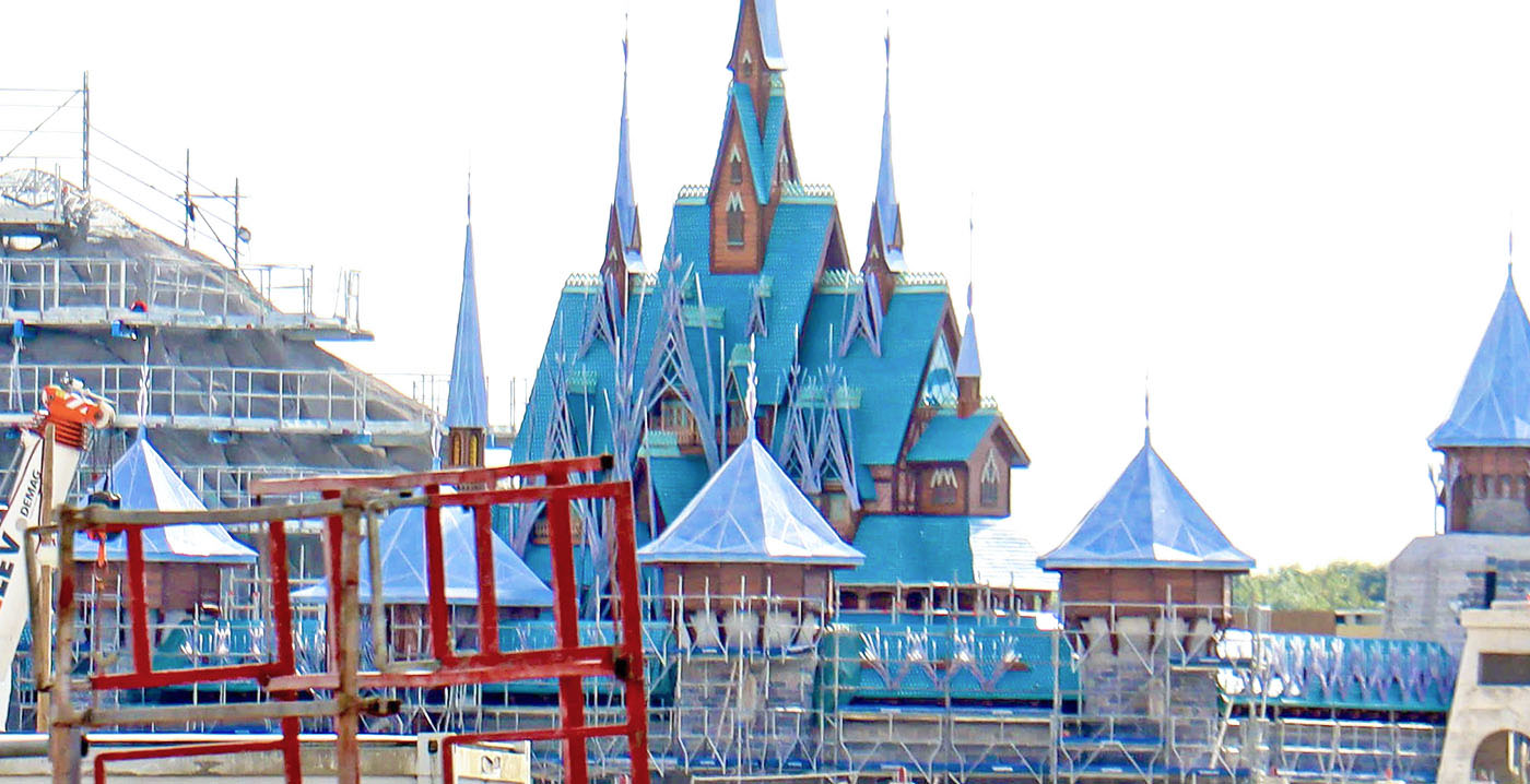 Foto's: kasteel in nieuw Frozen-stadje Disneyland Paris bijna af