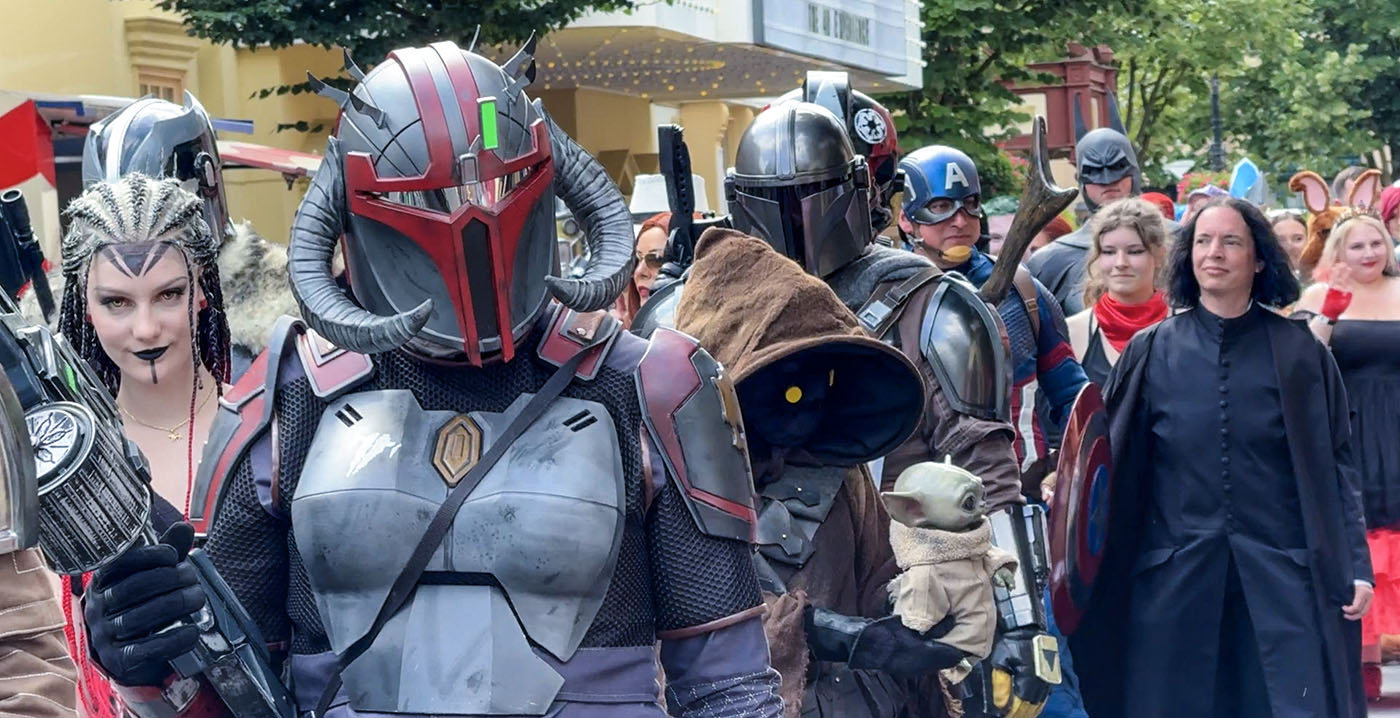 Video: Buzz Lightyear, Scooby-Doo en Deadpool wandelen door Movie Park tijdens Cosplay Days