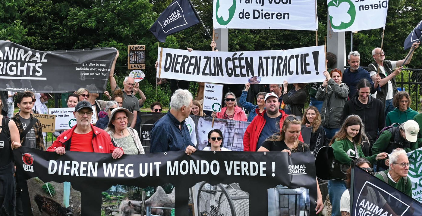 Protestactie bij Limburgs attractiepark Mondo Verde: 'Dieren zijn geen attractie!'