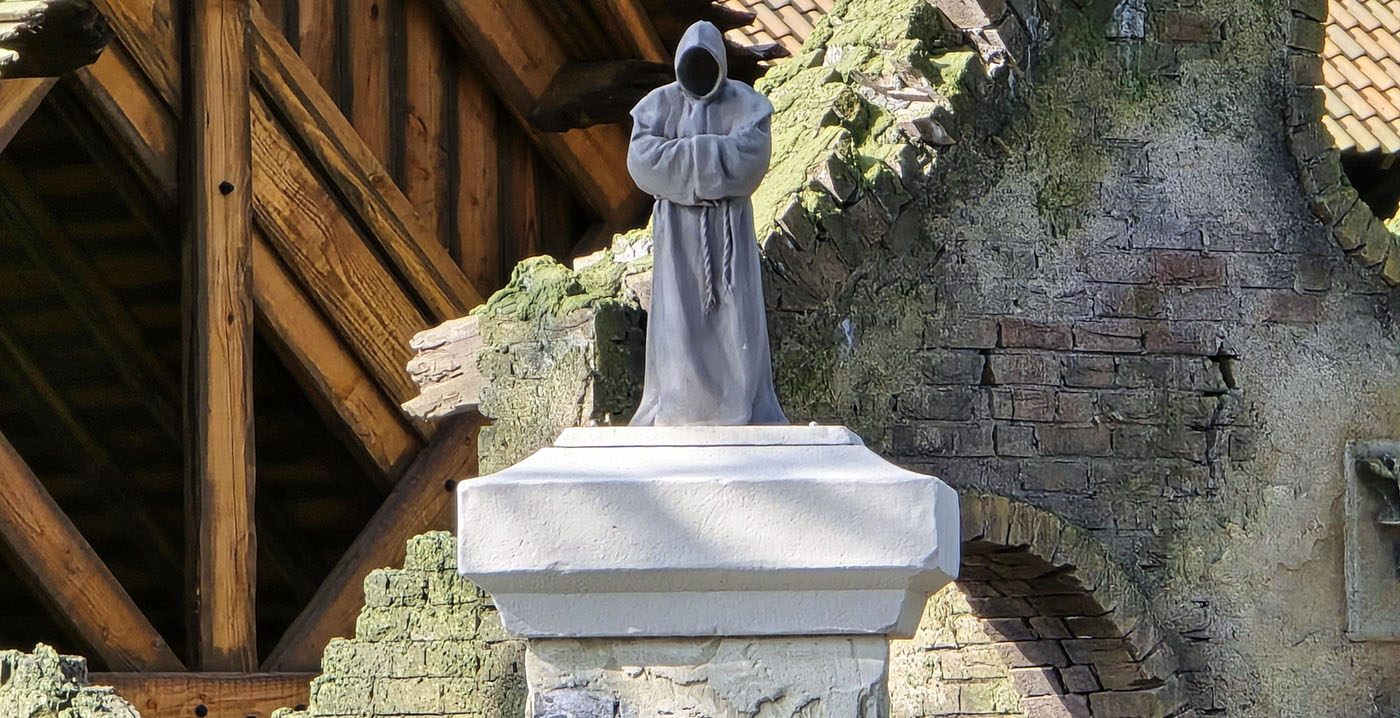Efteling plaatst mysterieus beeldje van monnik bij nieuwe attractie Danse Macabre