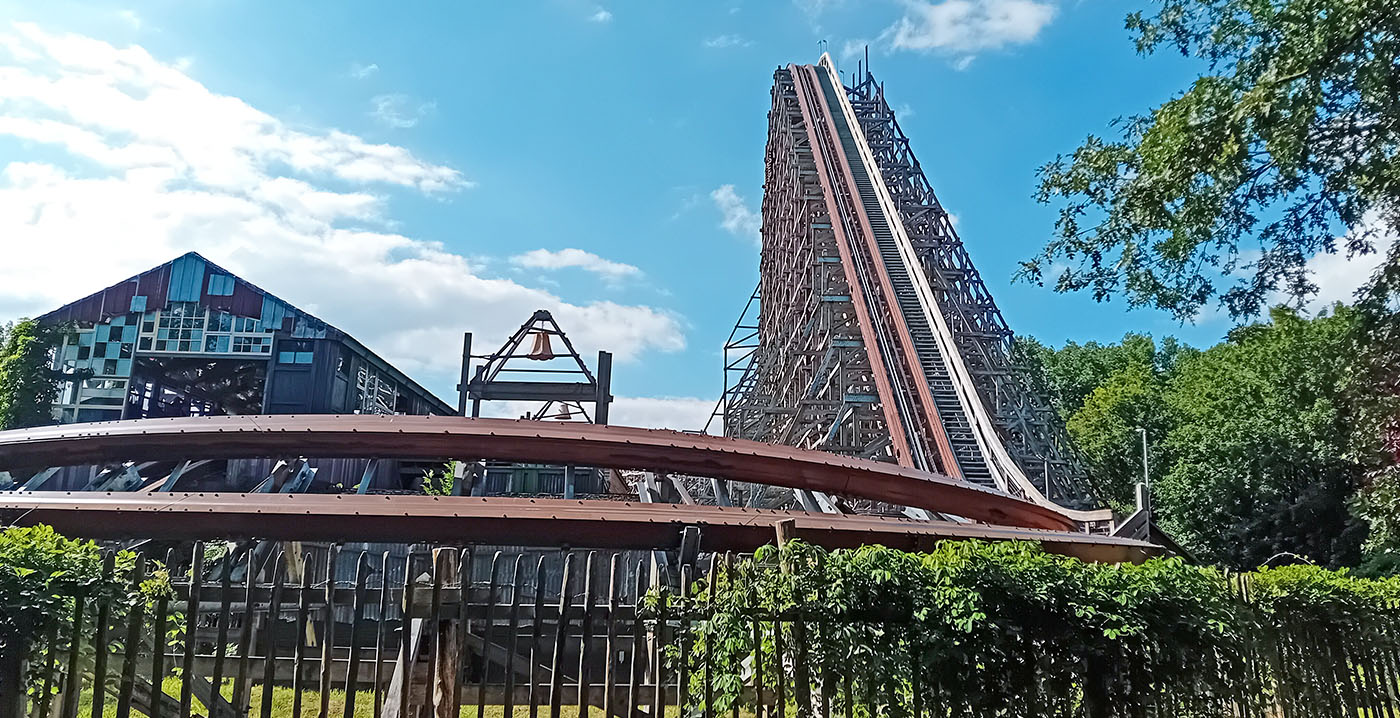 Walibi Holland sluit achtbaan Untamed vanwege bijennest