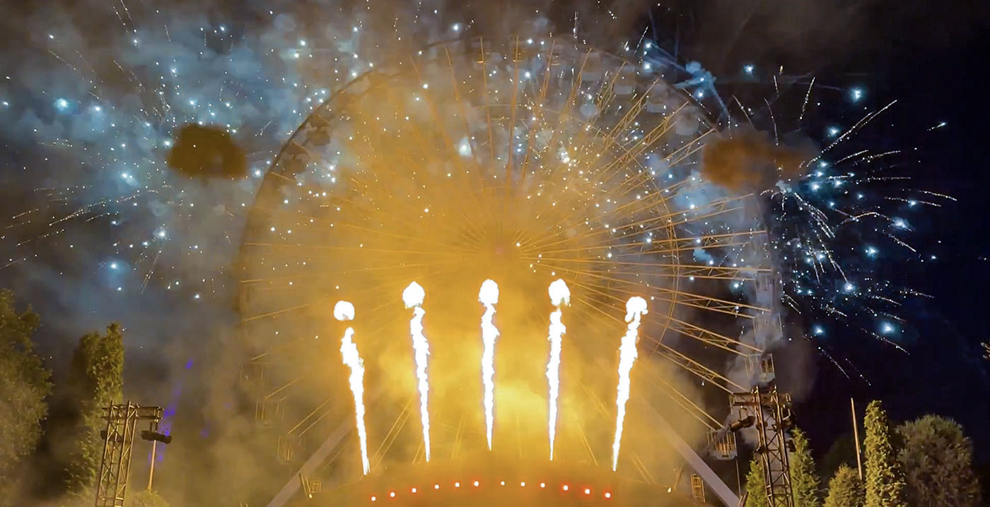 Video: Walibi Holland trapt zomeravonden af met gloednieuwe vuurwerkshow