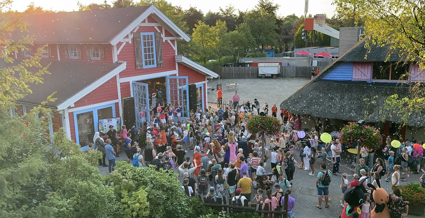Video: oude bekenden en nieuwe figuren op Zinderende Zomeravond in Avonturenpark Hellendoorn
