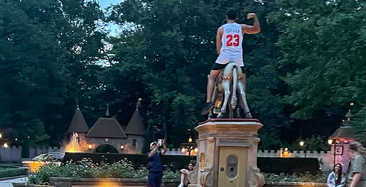 Foto: Efteling-bezoeker kan zich niet gedragen en klimt op Ezeltje Strek Je