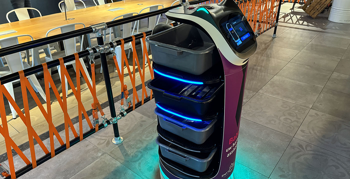 In nieuw Duinrell-restaurant wordt het eten geserveerd door een robot